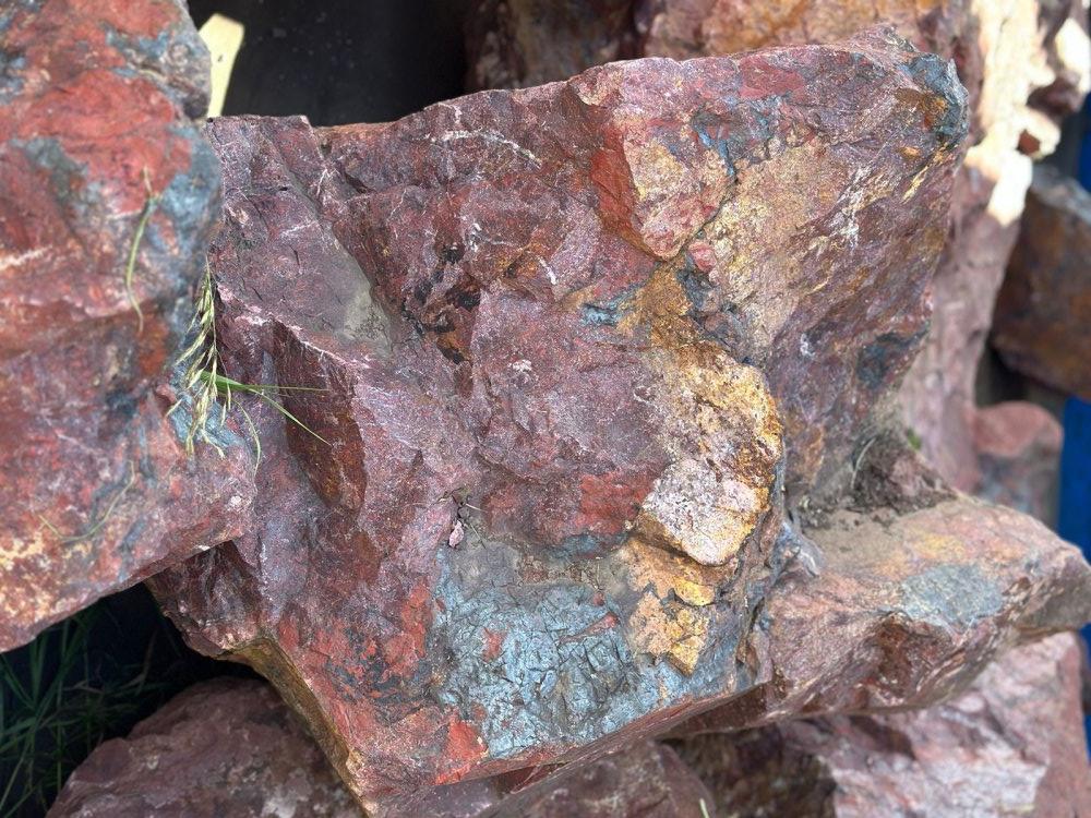 Камни для ландшафтного дизайна красно-фиолетовые 10-60 килограмм купить в Чебаркуле