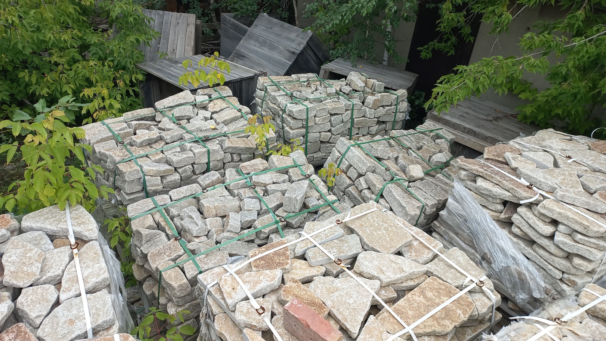 Плитняк галтованный гранитный для ландшафтного дизайна купить в Чебаркуле