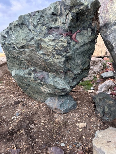 Гигантские зелёные валуны для ландшафтного дизайна весом более 5 тонн купить в Чебаркуле