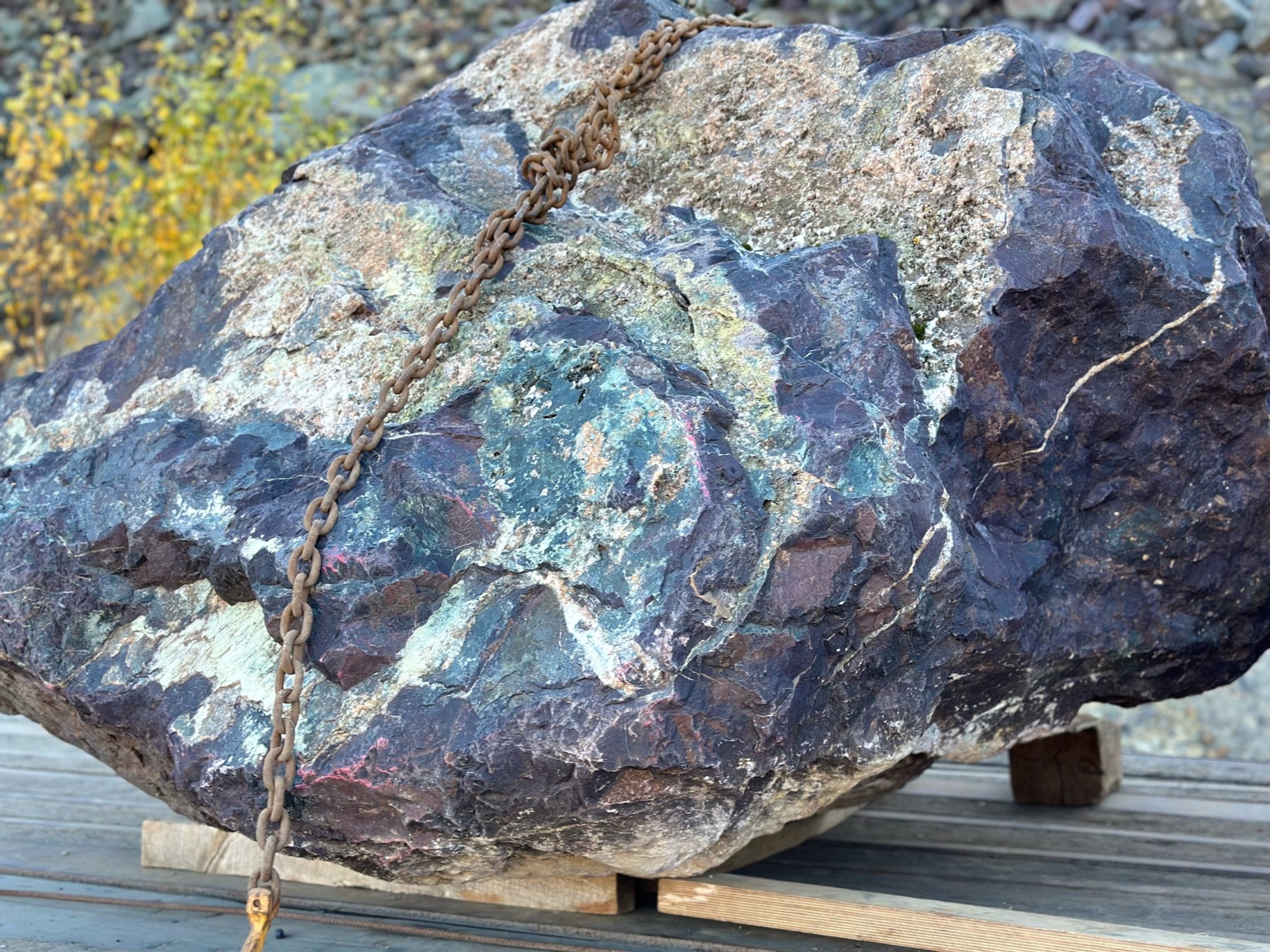 Огромные красно-фиолетовые валуны для ландшафтного дизайна весом более 5 тонн купить в Чебаркуле