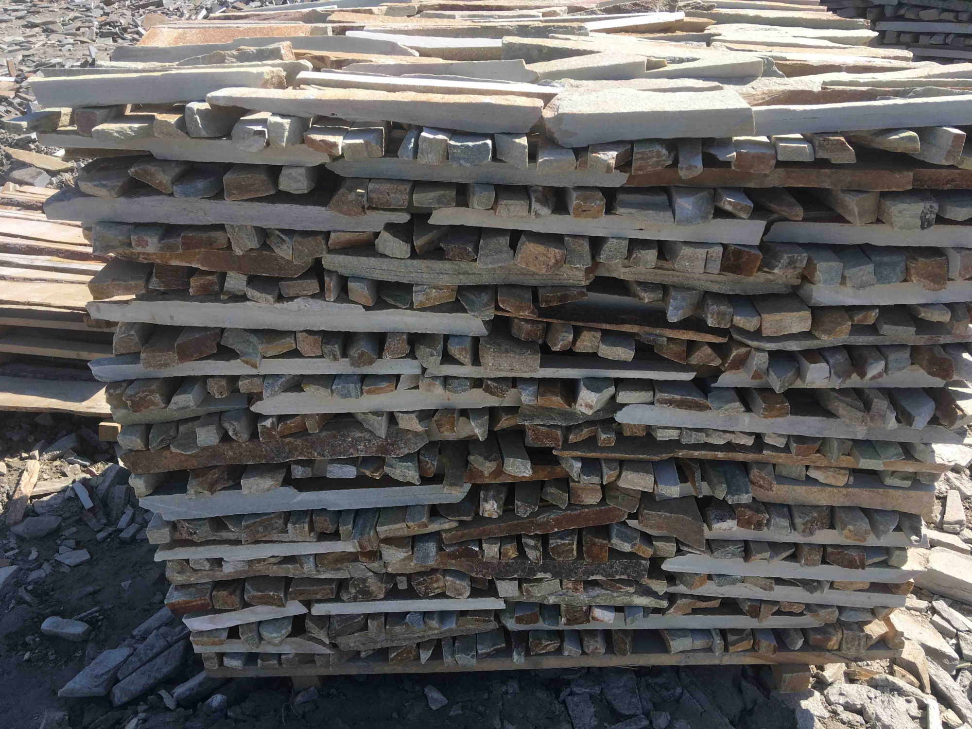 Горбушка златолит золотистый для облицовки купить в Чебаркуле