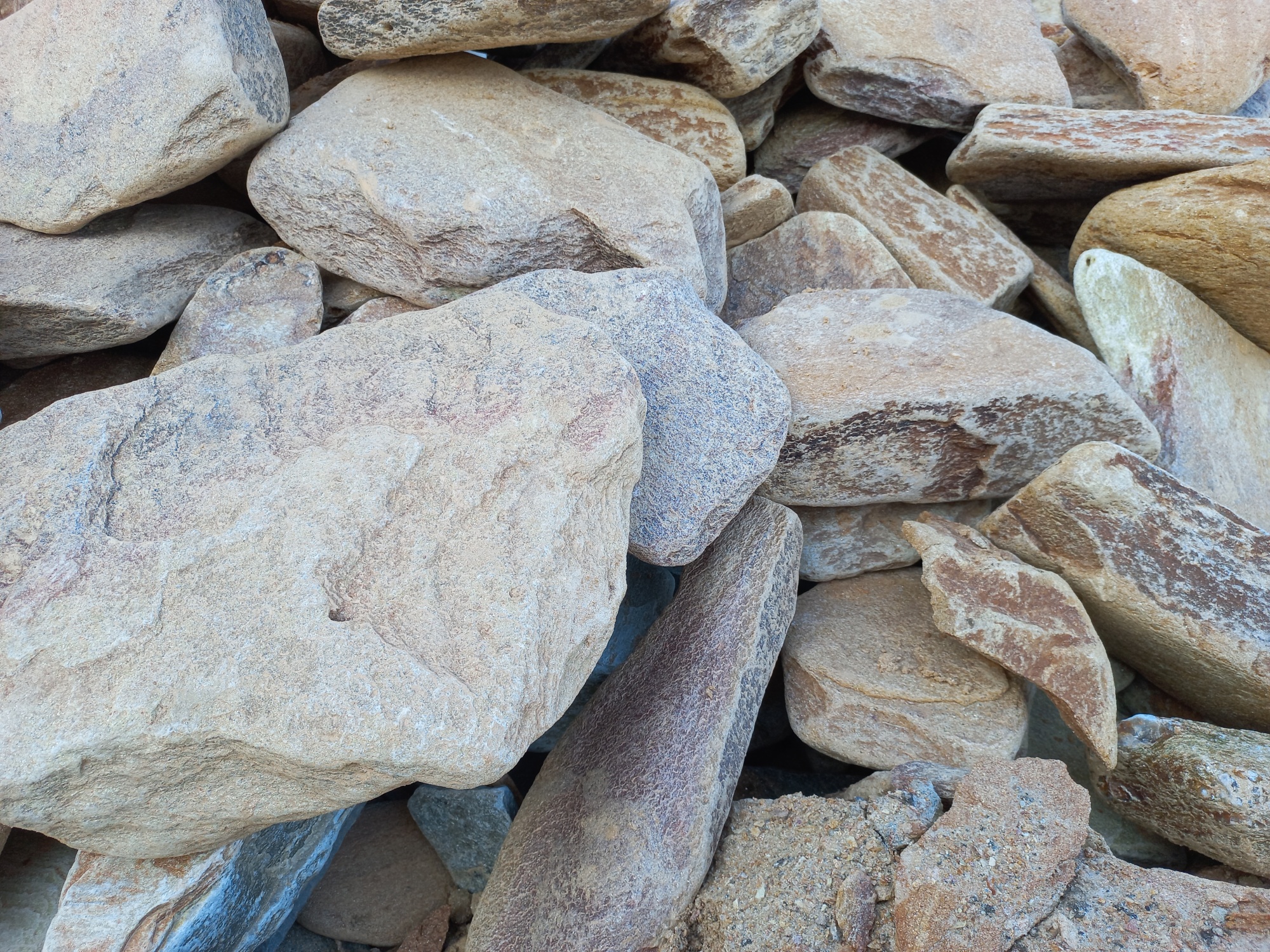 Златолит жёлтый, жёлто-зелёный глыбки и валуны для ланшафтного дизайна купить в Чебаркуле