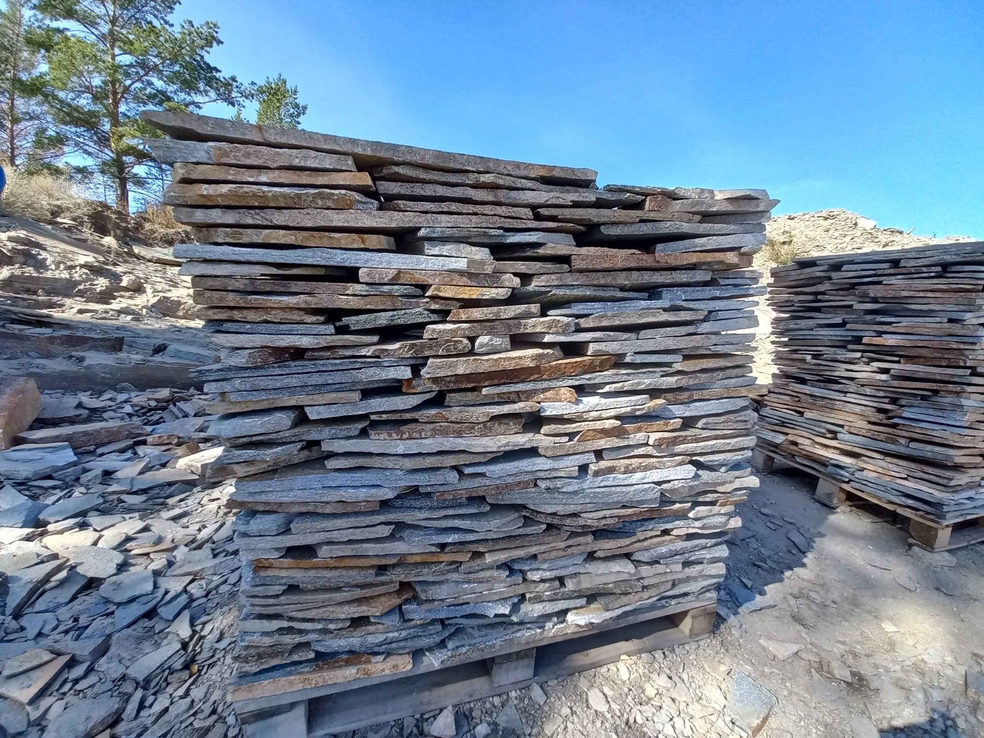 Плитняк златолит серебристый для фасада купить в Чебаркуле