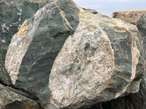 Гигантские зелёные валуны для ландшафтного дизайна весом более 5 тонн купить в Чебаркуле