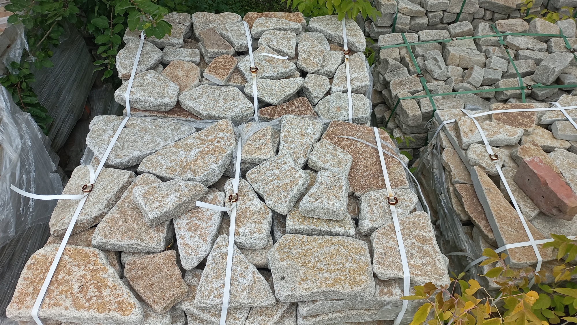 Гранитный плитняк галтованный для мощения купить в Чебаркуле