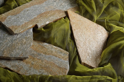 Плитняк златолит Уральский для цоколя, отмостки купить в Чебаркуле