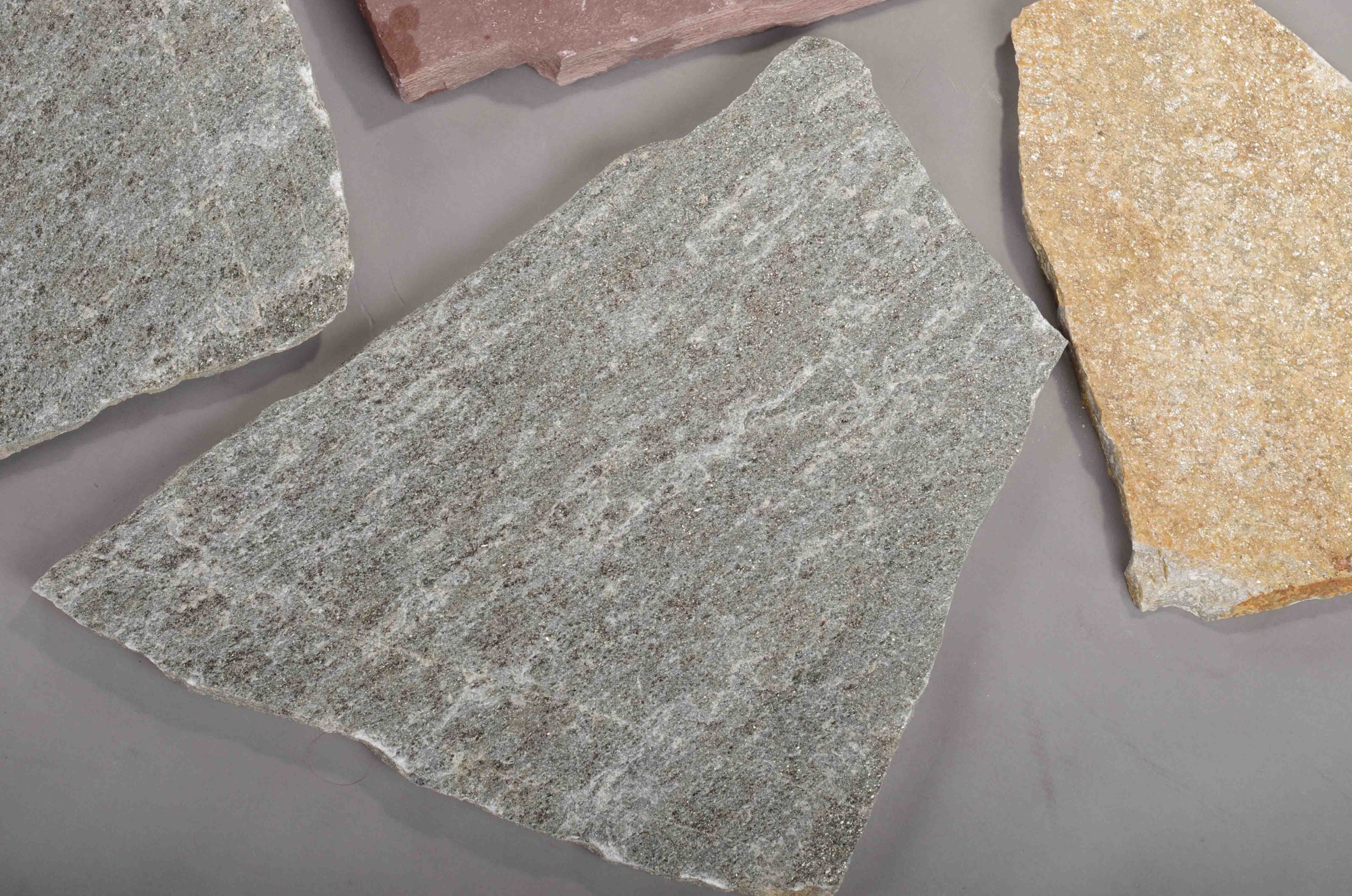 Плитняк златолит Уральский для цоколя, отмостки купить в Чебаркуле